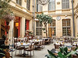 Restaurant élégant en noir et blanc
